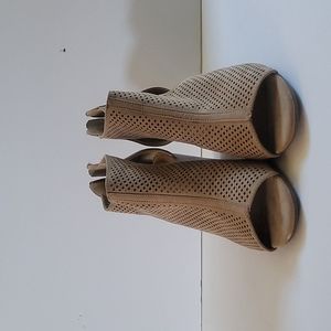 Women size 10 Wedge Shoe